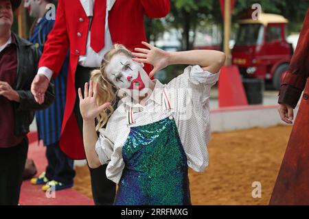 Goodwood, West Sussex, Royaume-Uni. 8 septembre 2023. Un artiste accueille les arrivées anticipées au Goodwood Revival à Goodwood, West Sussex, Royaume-Uni. © Malcolm Greig/Alamy Live News Banque D'Images