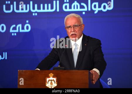 220422 -- AMMAN, 22 avril 2022 -- le ministre palestinien des Affaires étrangères Riad Malki prend la parole lors d’une conférence de presse conjointe à la suite de la réunion d’urgence du Comité ministériel arabe chargé de l’action internationale pour faire face aux politiques et mesures israéliennes illégales à Jérusalem, qui se tient à Amman, en Jordanie, le 21 avril 2022. Photo de /Xinhua JORDANIE-AMMAN-RÉUNION DU COMITÉ MINISTÉRIEL ARABE MohammadxAbuxGhosh PUBLICATIONxNOTxINxCHN Banque D'Images