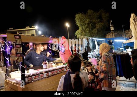 220422 -- JÉRUSALEM, le 22 avril 2022 -- des Palestiniens achètent des collations devant la porte de Damas de la vieille ville de Jérusalem pendant le mois sacré musulman du Ramadan, le 21 avril 2022. Photo de /Xinhua MIDEAST-JÉRUSALEM-VIEILLE VILLE-RAMADAN MuammarxAwad PUBLICATIONxNOTxINxCHN Banque D'Images