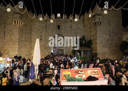 220422 -- JÉRUSALEM, le 22 avril 2022 -- des Palestiniens se rassemblent devant la porte de Damas de la vieille ville de Jérusalem pendant le mois sacré musulman du Ramadan, le 21 avril 2022. Photo de /Xinhua MIDEAST-JÉRUSALEM-VIEILLE VILLE-RAMADAN MuammarxAwad PUBLICATIONxNOTxINxCHN Banque D'Images