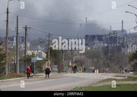 220422 -- MARIOUPOL, 22 avril 2022 -- la photo prise le 21 avril 2022 montre une vue de l'usine Azovstal dans la ville portuaire de Marioupol. Le président russe Vladimir Poutine a ordonné jeudi un blocus de l'usine Azovstal dans la ville portuaire de Marioupol au lieu de l'attaquer, ont rapporté les médias locaux. Photo de /Xinhua RUSSIA-UKRAINE-CONFLICT-AZOVSTAL PLANT Victor PUBLICATIONxNOTxINxCHN Banque D'Images