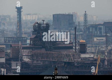 220422 -- MARIOUPOL, 22 avril 2022 -- la photo prise le 19 avril 2022 montre une vue de l'usine Azovstal dans la ville portuaire de Marioupol. Le président russe Vladimir Poutine a ordonné jeudi un blocus de l'usine Azovstal dans la ville portuaire de Marioupol au lieu de l'attaquer, ont rapporté les médias locaux. Photo de /Xinhua RUSSIA-UKRAINE-CONFLICT-AZOVSTAL PLANT Victor PUBLICATIONxNOTxINxCHN Banque D'Images