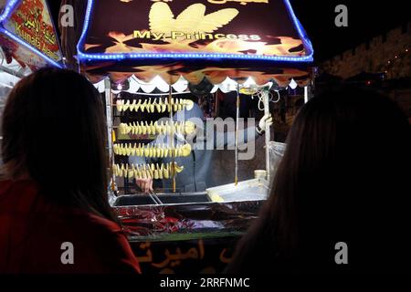 220422 -- JÉRUSALEM, le 22 avril 2022 -- des Palestiniens achètent des collations devant la porte de Damas de la vieille ville de Jérusalem pendant le mois sacré musulman du Ramadan, le 21 avril 2022. Photo de /Xinhua MIDEAST-JÉRUSALEM-VIEILLE VILLE-RAMADAN MuammarxAwad PUBLICATIONxNOTxINxCHN Banque D'Images