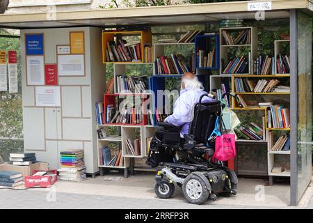 220422 -- JÉRUSALEM, le 22 avril 2022 -- Un homme choisit des livres dans une bibliothèque de rue à Jérusalem avant la Journée mondiale du livre, le 22 avril 2022. Le 23 avril marque la Journée mondiale du livre. MIDEAST-JERUSALEM-WORLD BOOK DAY-STREET LIBRARY WANGXZHUOLUN PUBLICATIONXNOTXINXCHN Banque D'Images