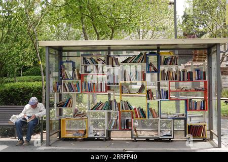 220422 -- JÉRUSALEM, le 22 avril 2022 -- Un homme lit un livre dans une bibliothèque de rue à Jérusalem avant la Journée mondiale du livre, le 22 avril 2022. Le 23 avril marque la Journée mondiale du livre. MIDEAST-JERUSALEM-WORLD BOOK DAY-STREET LIBRARY WANGXZHUOLUN PUBLICATIONXNOTXINXCHN Banque D'Images