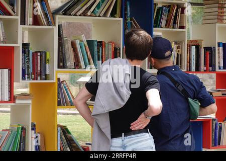 220422 -- JÉRUSALEM, le 22 avril 2022 -- les gens choisissent des livres dans une bibliothèque de rue à Jérusalem avant la Journée mondiale du livre, le 22 avril 2022. Le 23 avril marque la Journée mondiale du livre. MIDEAST-JERUSALEM-WORLD BOOK DAY-STREET LIBRARY WANGXZHUOLUN PUBLICATIONXNOTXINXCHN Banque D'Images