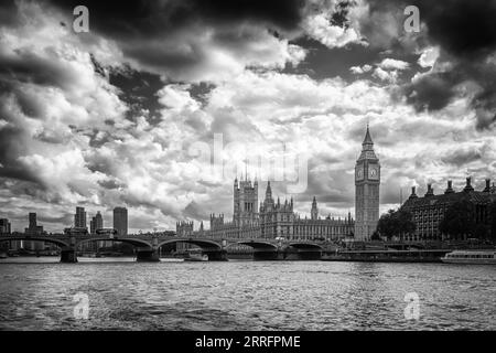 Westminster, Londres, Angleterre - 29 juillet 2023 : image en noir et blanc de Big Ben et des chambres du Parlement et Westminster Bridge sur la rivière Thame Banque D'Images