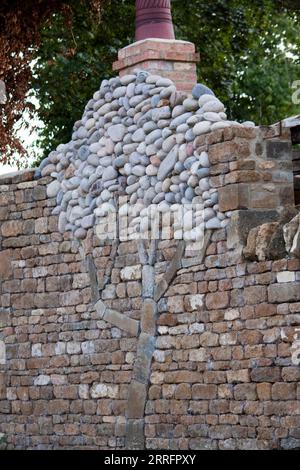 Stone Tree moulé dans le crochet de mur de pierre Norton Cotswolds Oxfordshire Angleterre royaume-uni Banque D'Images