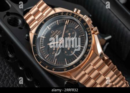 Omega Speedmaster en Sedna Gold Banque D'Images