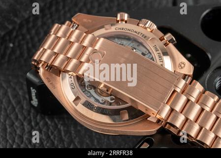 Omega Speedmaster en Sedna Gold Banque D'Images