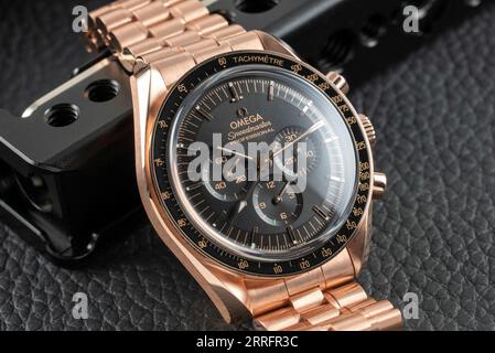 Omega Speedmaster en Sedna Gold Banque D'Images