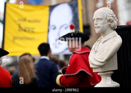 220424 -- STRATFORD UPON AVON, le 24 avril 2022 -- des gens assistent à un défilé pour célébrer le 458e anniversaire de William Shakespeare à Stratford-upon-Avon, en Grande-Bretagne, le 23 avril 2022. Plus de 1 000 personnes se sont rassemblées à Stratford-upon-Avon, la ville natale de William Shakespeare, pour célébrer samedi le 458e anniversaire du dramaturge britannique. BRITAIN-STRATFORD UPON AVON-SHAKESPEARE-CELEBRATION LIXYING PUBLICATIONXNOTXINXCHN Banque D'Images