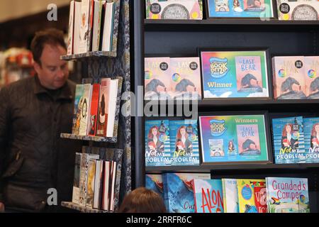 220424 -- STRATFORD UPON AVON, le 24 avril 2022 -- un homme lit dans une librairie de Stratford-upon-Avon, en Grande-Bretagne, le 23 avril 2022. Plus de 1 000 personnes se sont rassemblées à Stratford-upon-Avon, la ville natale de William Shakespeare, pour célébrer samedi le 458e anniversaire du dramaturge britannique. BRITAIN-STRATFORD UPON AVON-SHAKESPEARE-CELEBRATION LIXYING PUBLICATIONXNOTXINXCHN Banque D'Images