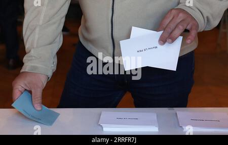 220424 -- CLICHY, le 24 avril 2022 -- Un citoyen se prépare à voter dans un bureau de vote à Paris, France, le 24 avril 2022. Le second tour de scrutin présidentiel français de 2022 a débuté dimanche à 8 h heure locale, 0600 h GMT, en France métropolitaine, entre le président sortant Emmanuel Macron et la candidate Marine le Pen. FRANCE-ELECTIONS PRÉSIDENTIELLES-SECOND TOUR-VOTE GAOXJING PUBLICATIONXNOTXINXCHN Banque D'Images