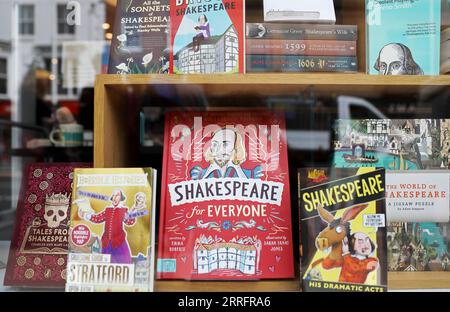 220424 -- STRATFORD UPON AVON, le 24 avril 2022 -- des livres sont vus dans une librairie de Stratford-upon-Avon, en Grande-Bretagne, le 23 avril 2022. Plus de 1 000 personnes se sont rassemblées à Stratford-upon-Avon, la ville natale de William Shakespeare, pour célébrer samedi le 458e anniversaire du dramaturge britannique. BRITAIN-STRATFORD UPON AVON-SHAKESPEARE-CELEBRATION LIXYING PUBLICATIONXNOTXINXCHN Banque D'Images