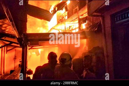 220424 -- JAKARTA, le 24 avril 2022 -- une photo prise avec un téléphone portable montre des pompiers qui combattent un incendie dans le quartier du marché de Gembrong à Jakarta, en Indonésie, le 24 avril 2022. /Document via Xinhua INDONESIA-JAKARTA-FIRE JakartaxFirexDepartment PUBLICATIONxNOTxINxCHN Banque D'Images