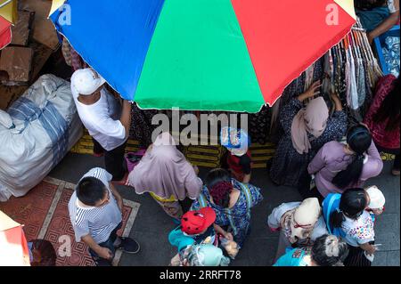 220425 -- JAKARTA, le 25 avril 2022 -- les gens achètent de nouveaux vêtements devant l'Aïd Al-Fitr au marché de Tanah Abang, à Jakarta, Indonésie, le 25 avril 2022. INDONÉSIE-JAKARTA-EID AL-FITR-SHOPPING VERIXSANOVRI PUBLICATIONXNOTXINXCHN Banque D'Images