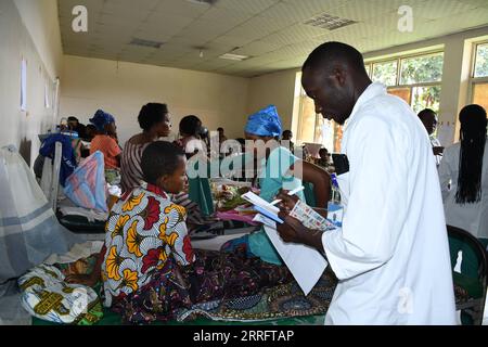 220425 -- KINSHASA, le 25 avril 2022 -- Un médecin traite des patients atteints de paludisme dans un hôpital de Goma, République démocratique du Congo RDC, le 22 avril 2022. Le 25 avril marque la Journée mondiale du paludisme. Photo de /Xinhua RDC-PATIENT MALARIA ZanemxNetyxZaidi PUBLICATIONxNOTxINxCHN Banque D'Images