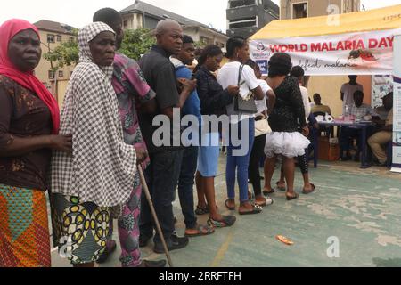 220425 -- LAGOS, le 25 avril 2022 -- des gens font la queue pour un test de dépistage gratuit du paludisme à Lagos, Nigeria, le 24 avril 2022. Les Nigérians se joignent au monde pour célébrer la Journée mondiale de lutte contre le paludisme, qui tombe le 25 avril, en commémoration des efforts mondiaux visant à mettre fin à la maladie. Photo de /Xinhua NIGERIA-LAGOS-WOLRD JOUR DU PALUDISME EmmaxHouston PUBLICATIONxNOTxINxCHN Banque D'Images