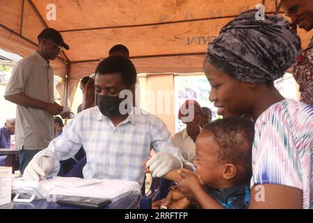 220425 -- LAGOS, le 25 avril 2022 -- Un enfant reçoit gratuitement un test de dépistage du paludisme à Lagos, au Nigeria, le 24 avril 2022. Les Nigérians se joignent au monde pour célébrer la Journée mondiale de lutte contre le paludisme, qui tombe le 25 avril, en commémoration des efforts mondiaux visant à mettre fin à la maladie. Photo de /Xinhua NIGERIA-LAGOS-WOLRD JOUR DU PALUDISME EmmaxHouston PUBLICATIONxNOTxINxCHN Banque D'Images