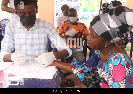 220425 -- LAGOS, le 25 avril 2022 -- Une femme reçoit gratuitement un test de dépistage du paludisme à Lagos, au Nigeria, le 24 avril 2022. Les Nigérians se joignent au monde pour célébrer la Journée mondiale de lutte contre le paludisme, qui tombe le 25 avril, en commémoration des efforts mondiaux visant à mettre fin à la maladie. Photo de /Xinhua NIGERIA-LAGOS-WOLRD JOUR DU PALUDISME EmmaxHouston PUBLICATIONxNOTxINxCHN Banque D'Images