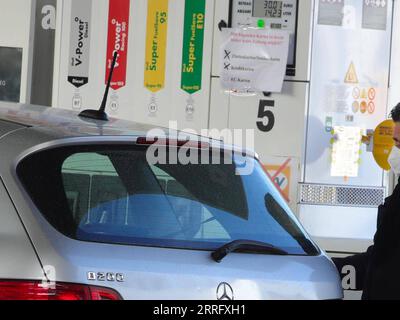 220318 -- FRANCFORT, le 18 mars 2022 -- Un homme remplit le réservoir de sa voiture dans une station-service à Francfort, Allemagne, le 18 mars 2022. En réponse à la récente flambée des prix de l essence et du diesel en Allemagne, l Office fédéral des cartels BKartA a déclaré mercredi qu il surveillerait de près l évolution des prix dans les stations-service du pays. Photo de /Xinhua ALLEMAGNE-FRANCFORT-PRIX DU GAZ-FLAMBÉE ArmandoxBabani PUBLICATIONxNOTxINxCHN Banque D'Images