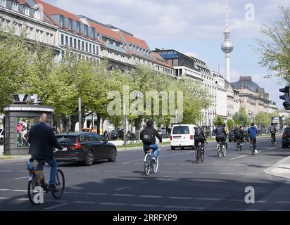 220429 -- BERLIN, le 29 avril 2022 -- les gens font du vélo sur le boulevard Unter den Linden à Berlin, capitale de l'Allemagne, le 28 avril 2022. ALLEMAGNE-BERLIN-LIFE RenxPengfei PUBLICATIONxNOTxINxCHN Banque D'Images