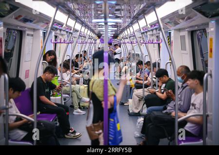 (230908) -- HANGZHOU, 8 septembre 2023 (Xinhua) -- des gens montent dans un train de métro orné des éléments des 19e Jeux asiatiques à Hangzhou, capitale de la province du Zhejiang en Chine orientale, le 5 septembre 2023. Les trains de métro, ornés de l'emblème et du slogan des 19e Jeux asiatiques, ont été mis en service sur la ligne 19 du métro de Hangzhou le 16 mai 2023. La ligne 19 du métro de Hangzhou relie trois principaux centres de transport de la ville : l'aéroport international de Xiaoshan, la gare de Hangzhou est et la gare de Hangzhou Ouest. Il offre un voyage sur le thème des Jeux asiatiques pour les résidents de Hangzhou et les visiteurs internationaux Banque D'Images
