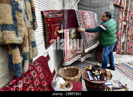 220429 -- ALEP SYRIE, 29 avril 2022 -- Omar Rawas, un tisserand de tapis, travaille dans son atelier à Alep, en Syrie, le 8 mars 2022. Avant que la guerre n'éclate en Syrie en 2011, l'activité de réparation de tapis consistait principalement à réparer des tapis anciens et coûteux faits à la main, qui étaient considérés comme du patrimoine et des trésors en raison de leur valeur. Cependant, la situation a maintenant changé car les gens peuvent difficilement se permettre de nouveaux tapis coûteux dans le contexte de la crise économique résultant des longues années de guerre et des sévères sanctions économiques imposées par les États-Unis à la Syrie. Photo de /Xinhua POUR ALLER AVEC caractéristique : tapis re Banque D'Images