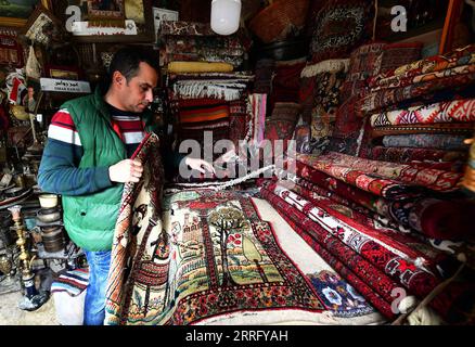 220429 -- ALEP SYRIE, 29 avril 2022 -- Omar Rawas, un tisserand de tapis, travaille dans son atelier à Alep, en Syrie, le 8 mars 2022. Avant que la guerre n'éclate en Syrie en 2011, l'activité de réparation de tapis consistait principalement à réparer des tapis anciens et coûteux faits à la main, qui étaient considérés comme du patrimoine et des trésors en raison de leur valeur. Cependant, la situation a maintenant changé car les gens peuvent difficilement se permettre de nouveaux tapis coûteux dans le contexte de la crise économique résultant des longues années de guerre et des sévères sanctions économiques imposées par les États-Unis à la Syrie. Photo de /Xinhua POUR ALLER AVEC caractéristique : tapis re Banque D'Images