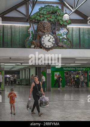 Grantham, Lincolnshire, Royaume-Uni – l'horloge Lion et Apple Tree dans le centre commercial Isaac Newton Banque D'Images