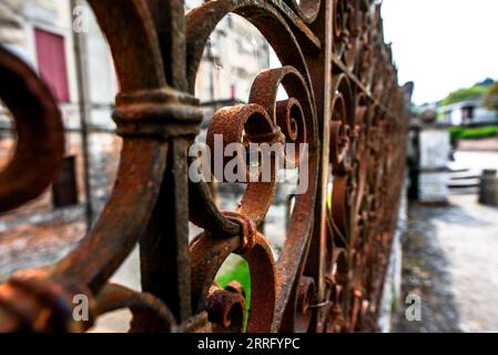 Gros plan d'un détail d'une ancienne grille en fer forgé rouillé par le temps à Orgiano Vicenza Veneto Italie Banque D'Images