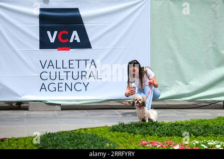 220430 -- LA VALETTE, le 30 avril 2022 -- Une femme prend des photos à St. George s Square avec exposition fleurie à la Valette, capitale de Malte, le 30 avril 2022. La neuvième édition du Festival vert de la Valette a lieu du 28 avril au 1 mai avec pour thème cette année les habitats naturels. Photo de /Xinhua MALTA-VALLETTA-GREEN FESTIVAL JonathanxBorg PUBLICATIONxNOTxINxCHN Banque D'Images