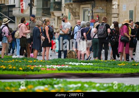 220430 -- LA VALETTE, le 30 avril 2022 -- les gens visitent St. George s Square avec exposition fleurie à la Valette, capitale de Malte, le 30 avril 2022. La neuvième édition du Festival vert de la Valette a lieu du 28 avril au 1 mai avec pour thème cette année les habitats naturels. Photo de /Xinhua MALTA-VALLETTA-GREEN FESTIVAL JonathanxBorg PUBLICATIONxNOTxINxCHN Banque D'Images