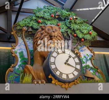 Grantham, Lincolnshire, Royaume-Uni – l'horloge Lion et Apple Tree dans le centre commercial Isaac Newton Banque D'Images