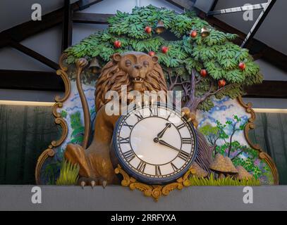 Grantham, Lincolnshire, Royaume-Uni – l'horloge Lion et Apple Tree dans le centre commercial Isaac Newton Banque D'Images