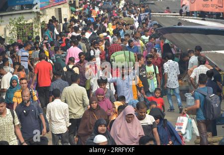 220501 -- DHAKA, le 1 mai 2022 -- des voyageurs ont été vus à Dhaka, Bangladesh, le 30 avril 2022. Les habitants de Dhaka se rendent dans leur ville natale cette année pour participer à la célébration du festival de l’Eid avec leurs enfants dans les villages après que l’exode annuel ait été bloqué pendant deux ans en raison de la pandémie de COVID-19. POUR ALLER AVEC la caractéristique : la capitale du Bangladesh voit la ruée des voyageurs de l'Eid BANGLADESH-DHAKA-EID AL-FITR-TRAVELERS Salim PUBLICATIONxNOTxINxCHN Banque D'Images