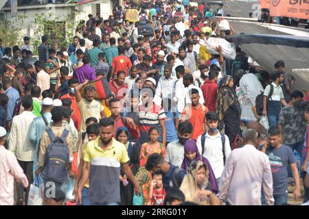 220501 -- DHAKA, le 1 mai 2022 -- des voyageurs ont été vus à Dhaka, Bangladesh, le 30 avril 2022. Les habitants de Dhaka se rendent dans leur ville natale cette année pour participer à la célébration du festival de l’Eid avec leurs enfants dans les villages après que l’exode annuel ait été bloqué pendant deux ans en raison de la pandémie de COVID-19. POUR ALLER AVEC la caractéristique : la capitale du Bangladesh voit la ruée des voyageurs de l'Eid BANGLADESH-DHAKA-EID AL-FITR-TRAVELERS Salim PUBLICATIONxNOTxINxCHN Banque D'Images