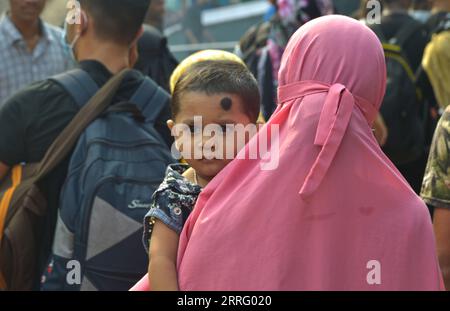 220501 -- DHAKA, le 1 mai 2022 -- des voyageurs ont été vus à Dhaka, Bangladesh, le 30 avril 2022. Les habitants de Dhaka se rendent dans leur ville natale cette année pour participer à la célébration du festival de l’Eid avec leurs enfants dans les villages après que l’exode annuel ait été bloqué pendant deux ans en raison de la pandémie de COVID-19. POUR ALLER AVEC la caractéristique : la capitale du Bangladesh voit la ruée des voyageurs de l'Eid BANGLADESH-DHAKA-EID AL-FITR-TRAVELERS Salim PUBLICATIONxNOTxINxCHN Banque D'Images
