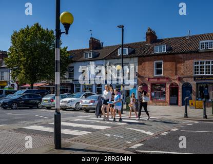 Grantham Lincolnshire - passage Zebra ou un passage pour piétons sur une rue très fréquentée avec un passage familial Banque D'Images