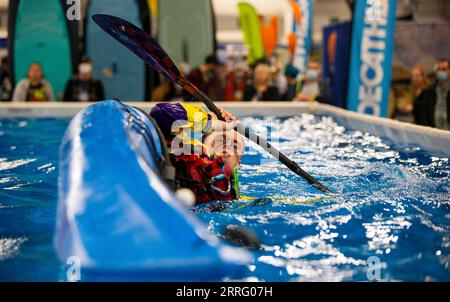 220501 -- MISSISSAUGA, le 1 mai 2022 -- Un entraîneur démontre des habiletés nautiques lors d'un cours de techniques de pagaie et de roulage au Groenland au Outdoor Adventure Show 2022 à Mississauga, dans la région du Grand Toronto, Canada, le 1 mai 2022. Avec les derniers équipements de camping, les sports de paddle, les vêtements de plein air, la plongée sous-marine et les destinations de voyage d'aventure ultimes, cet événement annuel a eu lieu ici du vendredi au dimanche. Photo de /Xinhua CANADA-MISSISSAUGA-SPECTACLE D'AVENTURE EN PLEIN AIR ZouxZheng PUBLICATIONxNOTxINxCHN Banque D'Images