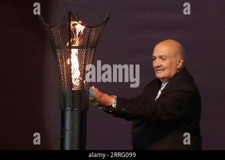 220502 -- CAXIAS DO SUL, 2 MAI 2022 -- l ancien président de la Fédération sportive pour les sourds Mario Julio de Matos Pimental allume le chaudron lors de la cérémonie d ouverture du 24e Deaflympics à Caxias do Sul, dans l État brésilien du Rio Grande do Sul, le 1 mai 2022. Photo de /Xinhua SPBRAZIL-CAXIAS DO SUL-24TH DEAFLYMPICS-OUVERTURE LucioxTavora PUBLICATIONxNOTxINxCHN Banque D'Images