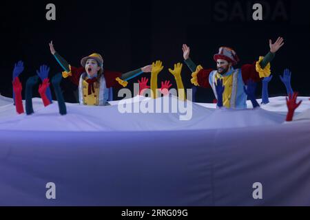220502 -- CAXIAS DO SUL, le 2 mai 2022 -- des artistes se produisent lors de la cérémonie d'ouverture du 24e festival des sourds-lympiques à Caxias do Sul, dans l'État brésilien du Rio Grande do Sul, le 1 mai 2022. Photo de /Xinhua SPBRAZIL-CAXIAS DO SUL-24TH DEAFLYMPICS-OUVERTURE LucioxTavora PUBLICATIONxNOTxINxCHN Banque D'Images