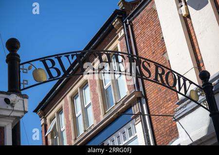 Butchers Row Grantham Lincolnshire - Un panneau métallique traditionnel au-dessus de vous lorsque vous entrez dans la rue contre un ciel bleu d'été Banque D'Images