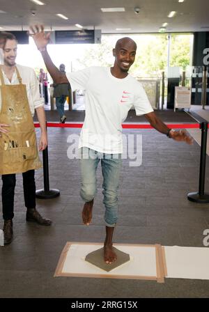 Sir Mo Farah met les pieds en concreate à la station de métro South Shields devant le Grand North Run AJ Bell dimanche 10. Date de la photo : Vendredi 8 septembre 2023. Banque D'Images