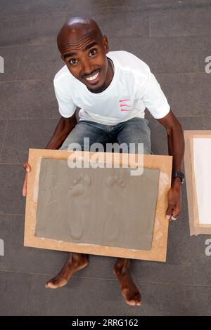 Sir Mo Farah met les pieds en concreate à la station de métro South Shields devant le Grand North Run AJ Bell dimanche 10. Date de la photo : Vendredi 8 septembre 2023. Banque D'Images