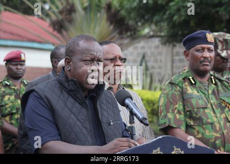 220502 -- NAIROBI, le 2 mai 2022 -- Fred Matiang i Front, secrétaire du Cabinet de l'intérieur kenyan, prononce une conférence de presse à Nairobi, au Kenya, le 2 mai 2022. Le gouvernement kenyan a déclaré lundi un couvre-feu nocturne d'un mois et des opérations de sécurité dans le comté de Marsabit, dans le nord du pays, afin de renforcer l'exercice de désarmement sécuritaire face à l'insécurité croissante. Photo par /Xinhua KENYA-NAIROBI-PRESS CONFERENCE-NORTHERN REGION-NIGHT COUVRE-FEU AllanxMutiso PUBLICATIONxNOTxINxCHN Banque D'Images