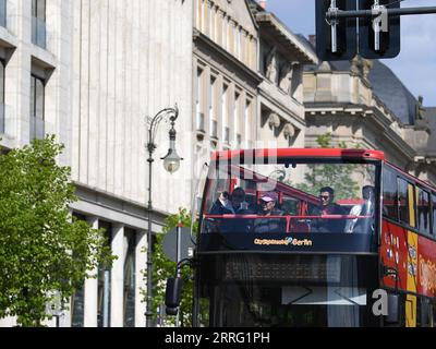 220429 -- BERLIN, le 29 avril 2022 -- Un bus touristique est vu sur le boulevard Unter den Linden à Berlin, capitale de l'Allemagne, le 28 avril 2022. ALLEMAGNE-BERLIN-LIFE RenxPengfei PUBLICATIONxNOTxINxCHN Banque D'Images