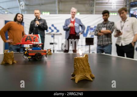 220504 -- HELSINKI, le 4 mai 2022 -- les participants montrent leurs robots lors d'une compétition pour étudiants universitaires à la Technology Fair 2022 à Helsinki, Finlande, le 4 mai 2022. L'événement a lieu du 3 au 5 mai au Helsinki Fair Center. Le thème de l événement de cette année est Solutions pour un avenir durable . Photo de Matti Matikainen/Xinhua FINLAND-HELSINKI-TECH EVENT ChenxJing PUBLICATIONxNOTxINxCHN Banque D'Images