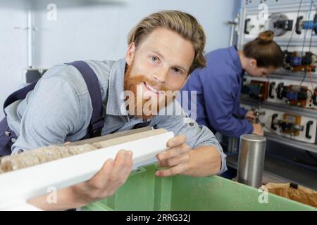 homme heureux travaillant dans l'atelier de bois Banque D'Images